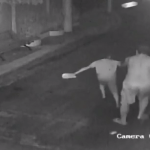 Menino de 8 anos apanha de vizinho por andar de patinete em condominío no Rio; veja vídeo