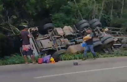 Vídeo: carga de bebidas é saqueada após carreta tombar na BR-381, na Grande BH