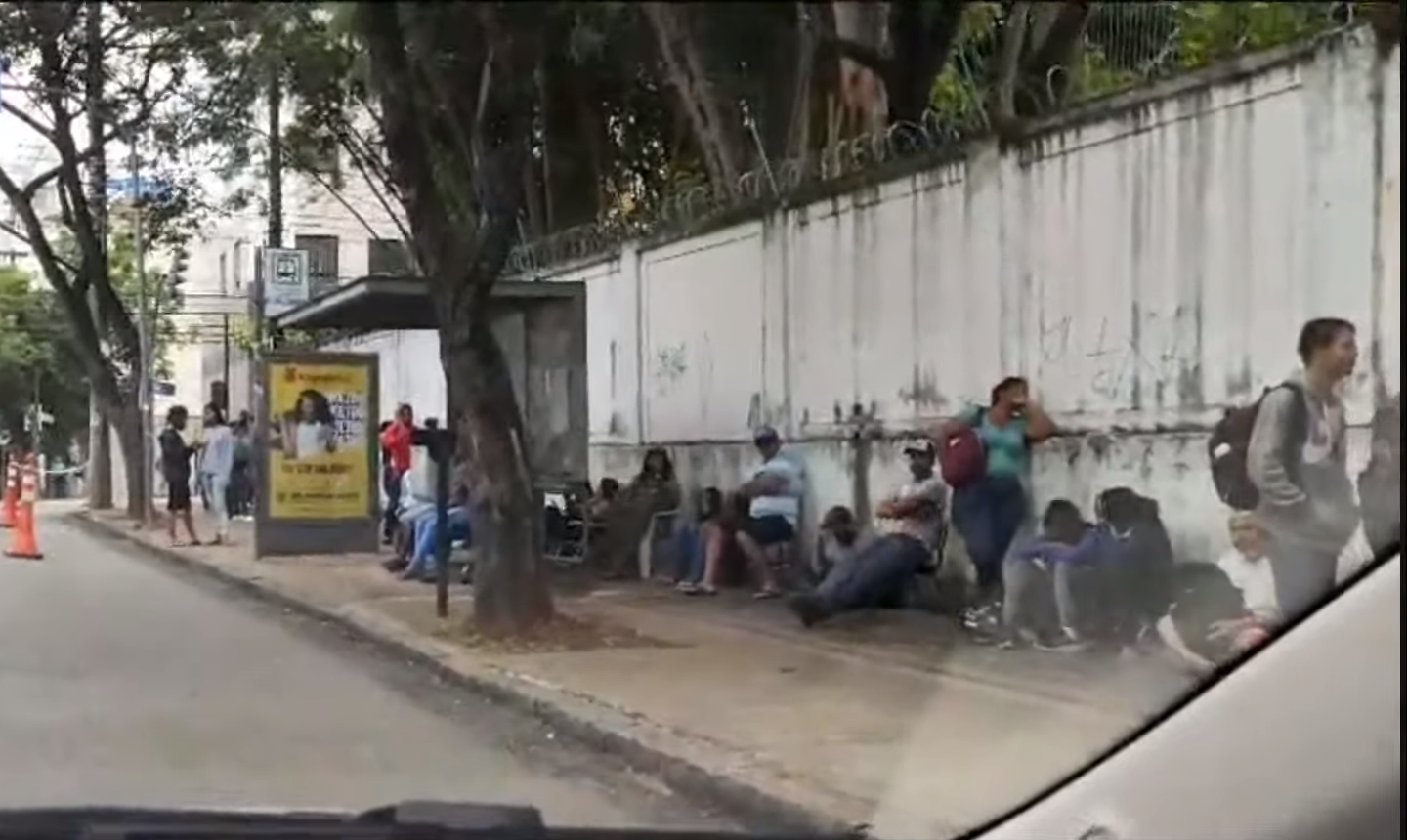Carnaval BH 2024: Ambulantes dormem na fila fazer cadastramento da Prefeitura