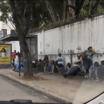 Carnaval BH 2024: Ambulantes dormem na fila fazer cadastramento da Prefeitura
