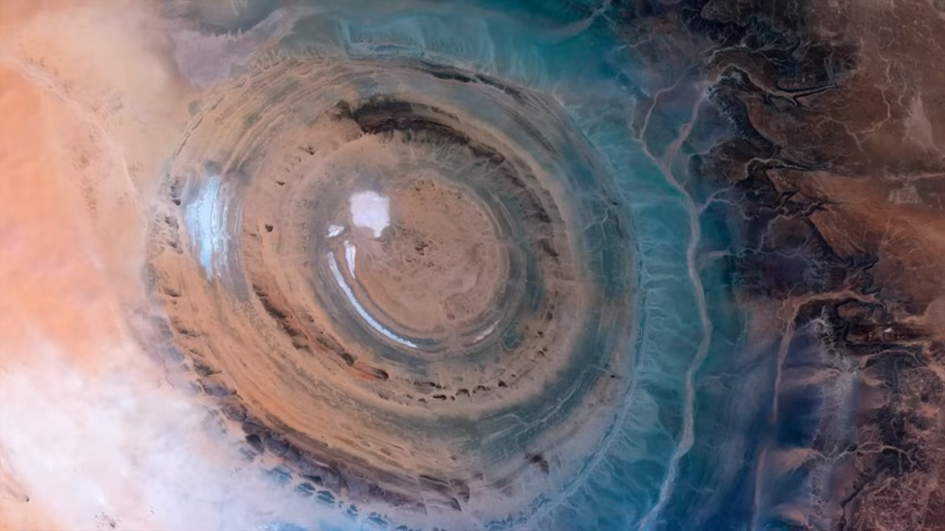 'Olho do Saara': entenda origem de misteriosa formação que é vista do espaço