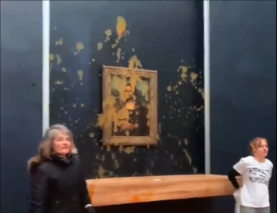 pintura da monalisa, de leonardo da vinci, recoberta por sopa e ladeada por duas ativistas