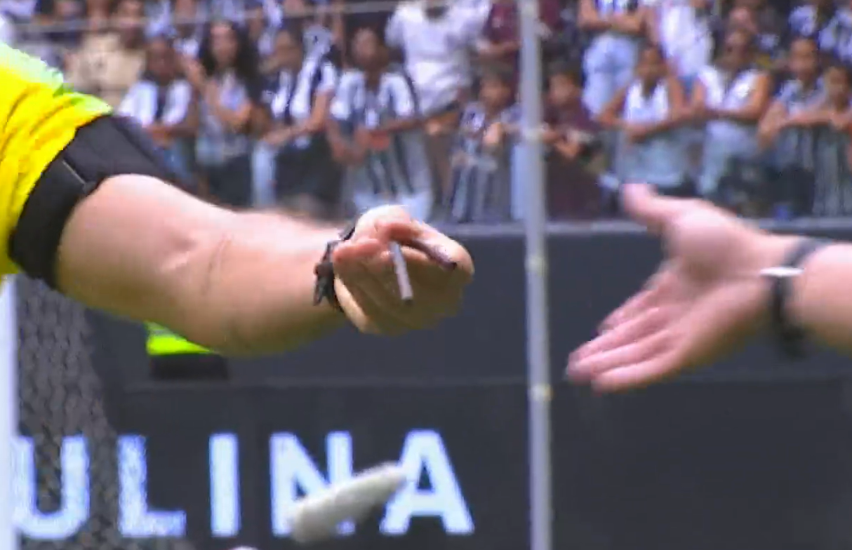 Jogador do Democrata-GV encontra pedaço de ferro no gramado da Arena MRV, do Atlético