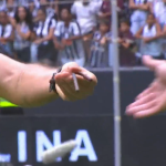 Jogador do Democrata-GV encontra pedaço de ferro no gramado da Arena MRV, do Atlético