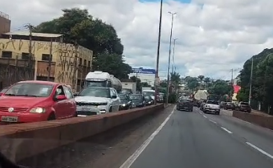 BH e região têm trânsito complicado nesta sexta (9), um dia antes do início do Carnaval
