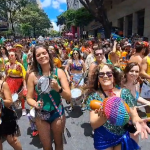 Abalô-Caxi aposta em coral gigante e tema 'festa no vale' no Carnaval 2026 de BH