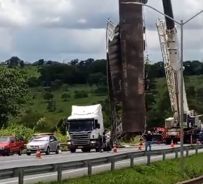 Remoção de carreta acidentada causa cerca de 15km de lentidão na BR-040, em Sete Lagoas