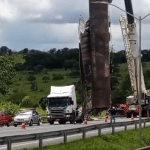 Remoção de carreta acidentada causa cerca de 15km de lentidão na BR-040, em Sete Lagoas