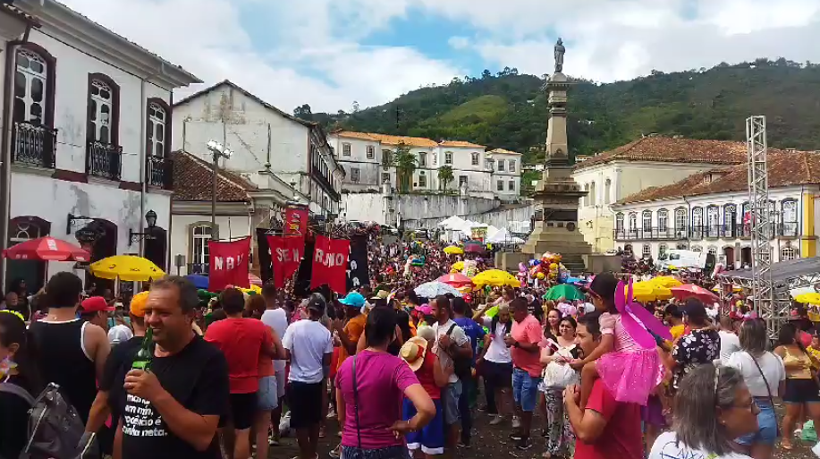 Carnaval 2024: foliões se divertem no Bloco Pirata, em Ouro Preto (MG)