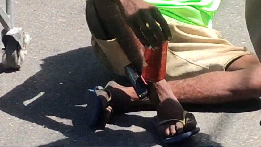 Carnaval em BH: PM aborda homem com tornozeleira bebendo ‘latão’ no bloco Juventude Bronzeada