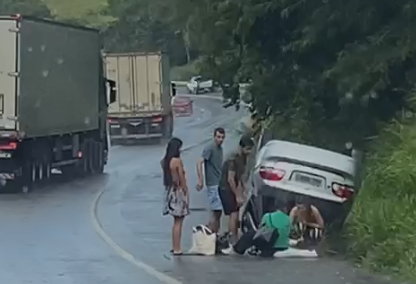 Vídeo: carro capota com cinco pessoas na BR-040, em Barbacena (MG)