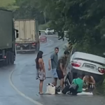 Vídeo: carro capota com cinco pessoas na BR-040, em Barbacena (MG)