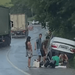 Vídeo: carro capota com cinco pessoas na BR-040, em Barbacena (MG)