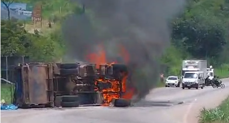Vídeo: caminhão de lixo pega fogo e interdita BR-381 em Sabará nesta quarta-feira (14)