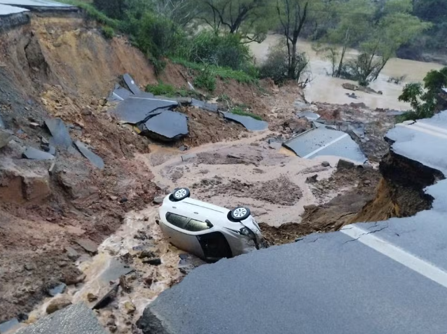 Chuva abre cratera e motorista desatento cai em buraco em SC: 'passei direto'