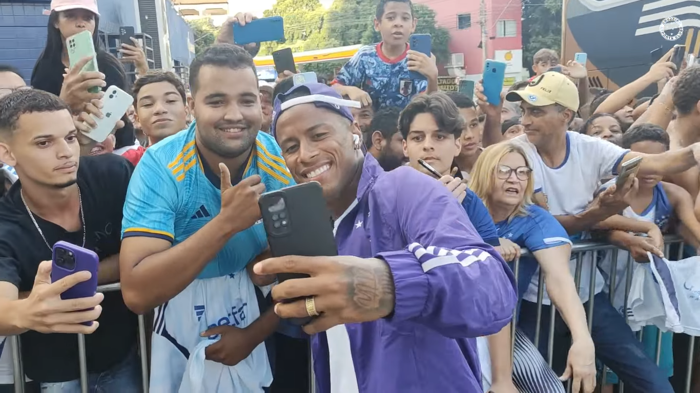 Cruzeiro chega a Valadares com festa da torcida para duelo com Democrata-GV