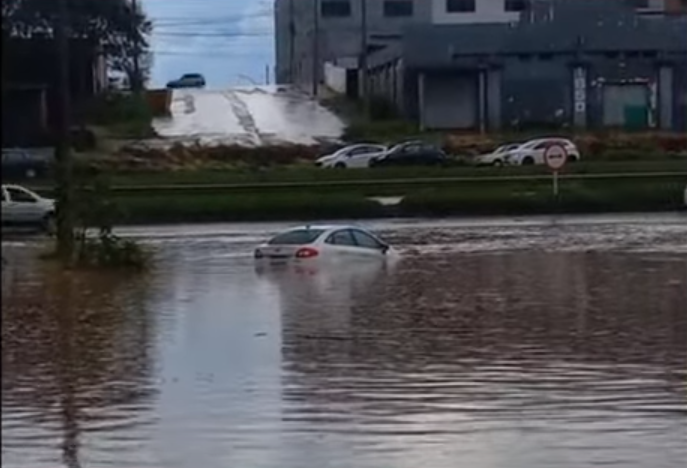 Vídeo: chuva forte causa estragos em Divinópolis na tarde deste sábado (17), em Minas