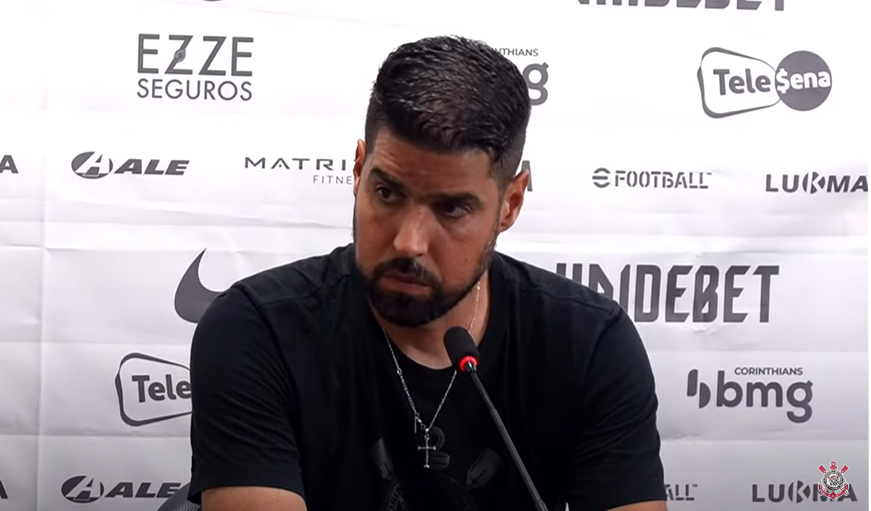 António Oliveira exalta reação do Corinthians e cutuca Palmeiras: 'Abdicou cedo do jogo'
