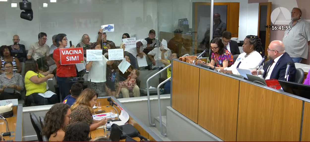 Obrigatoriedade de vacina para matrícula escolar gera debate entre deputados em audiência na ALMG