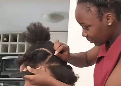 Estudante de engenharia do Congo se estabelece em BH como trancista: 'meu sonho é abrir um salão'