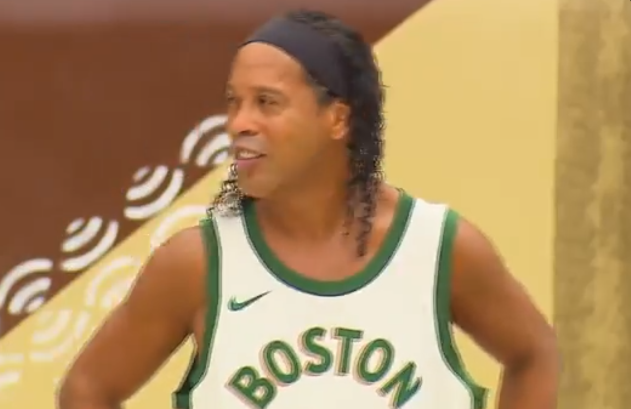 Ronaldinho Gaúcho participa de reality e marca golaço; assista
