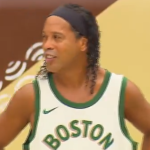 Ronaldinho Gaúcho participa de reality e marca golaço; assista