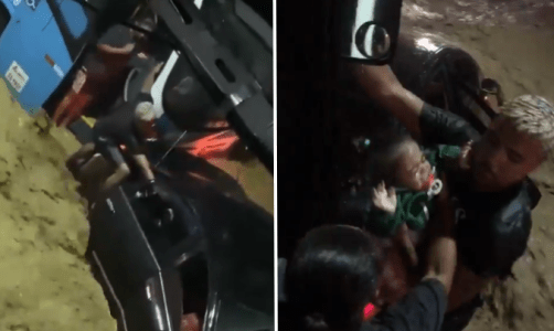 Homem resgatando família de carro levado por enxurrada