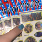 Vídeo: papelaria mostra adesivos estilo anos 90 e viraliza na web