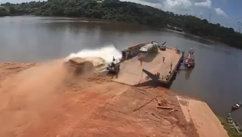 Vídeo: caminhão que se preparava para entrar em balsa perde os freios e cai em rio no Pará