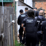 Pai joga bebe pela janela durante briga com ex e é agredido por populares no RS