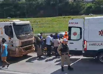Vídeo: engavetamento entre sete veículos deixa um ferido e trava trânsito na MG-10, em BH