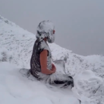 Vídeo: homem medita profundamente durante nevasca no Himalaia, na Índia, e choca a web