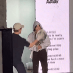 Vídeo: plateia joga lixo em modelos durante passarela na Semana de Moda de Milão