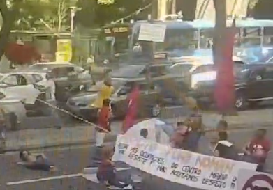 Vídeo: manifestação bloqueia trânsito na avenida Afonso Pena, no Centro de BH