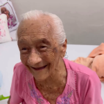 Vídeo: idosa tem reação surpreendente ao ser lembrada pelos netos que fará 104 anos