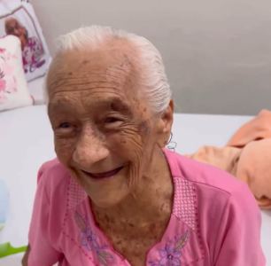Dona Cissa, idosa de 103 anos, sorrindo
