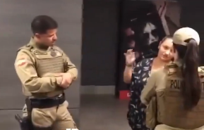 Mulher é presa por racismo durante sessão de cinema em SC: 'antes não tinha tanto preto'