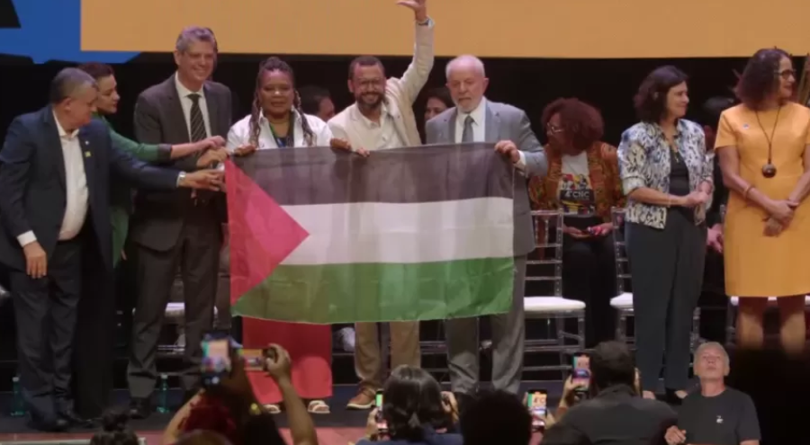 Lula posa com bandeira da Palestina ao lado de ministros