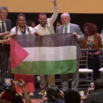 Lula posa com bandeira da Palestina ao lado de ministros