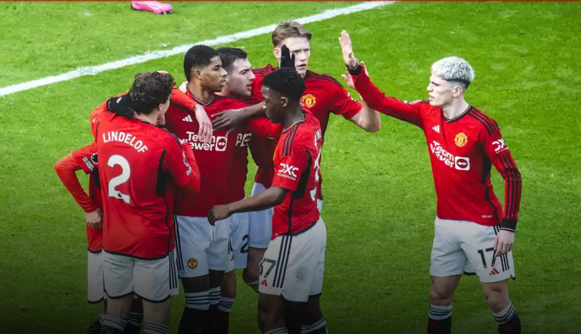 Manchester United faz dois de pênalti, vence Everton e ocupa 6º lugar da Premier League