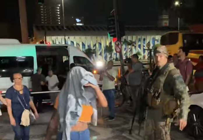 Ônibus sequestrado no Rio: reféns chegam à delegacia para prestar depoimento