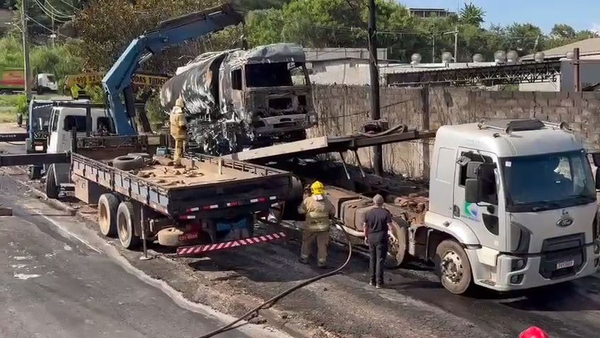 Vídeo: caminhão-tanque é removido do Anel Rodoviário após explosão em BH