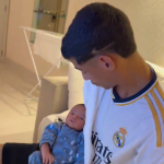 Luva de Pedreiro 'apresenta' Cristiano Ronaldo para o filho; assista ao vídeo