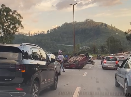 Vídeo: dois carros capotam na BR-356, em Nova Lima, na Grande BH