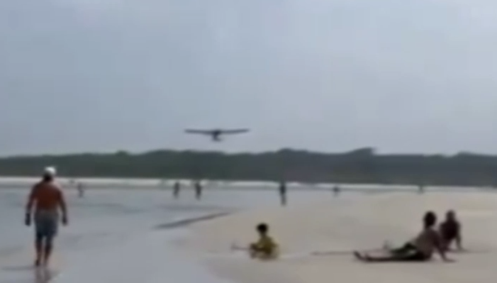 Vídeo: avião faz pouso irregular em praia de São Paulo e assusta banhistas