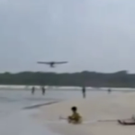 Vídeo: avião faz pouso irregular em praia de São Paulo e assusta banhistas