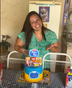 Maria Luiza, a aniversariante, posa em frente ao bolo de aniversário