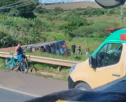 Vídeo: Ônibus tomba e deixa duas pessoas em estado grave na Fernão Dias, no Sul de Minas