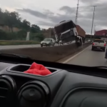 Carreta vai parar em cima da mureta na Fernão Dias, em Betim