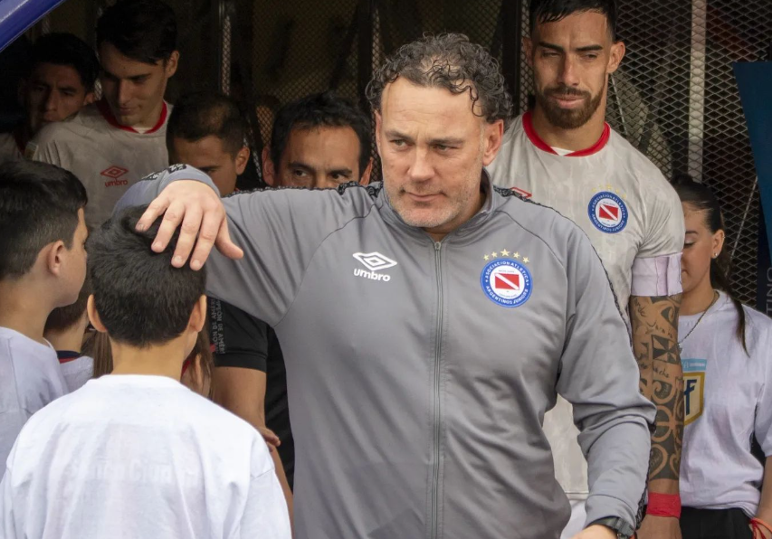 Atlético oficializa contratação de técnico Gabriel Milito
